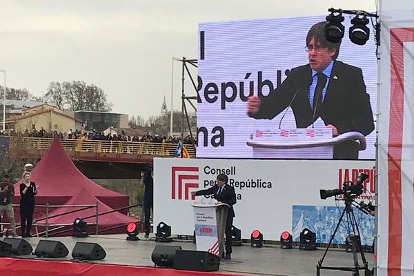 Carles Puigdemont à la tribune, au Parc des Expositions de Perpignan, s'adresse à une foule de soutiens