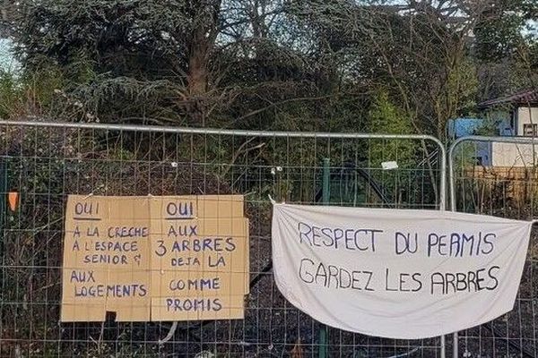 Les banderoles fleurissent autour du chantier au Clos de Job