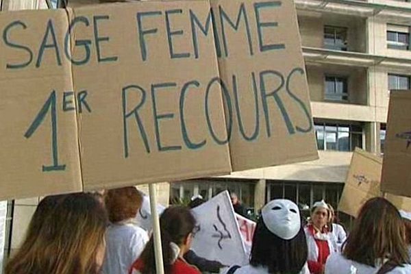 Montpellier - manifestation des sages-femmes devant la CHU Arnaud de Villeneuve - 13 novembre 2013.