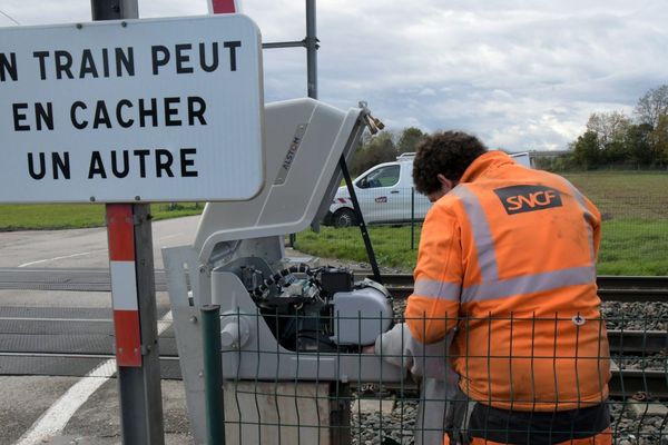 Illustration - Deux jeunes sont morts dans un accident de scooter avec un train à Salon-de-Provence.