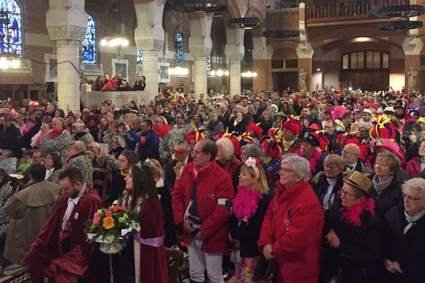 L'église Saint-Vaast pleine de carnavaleux ce dimanche matin