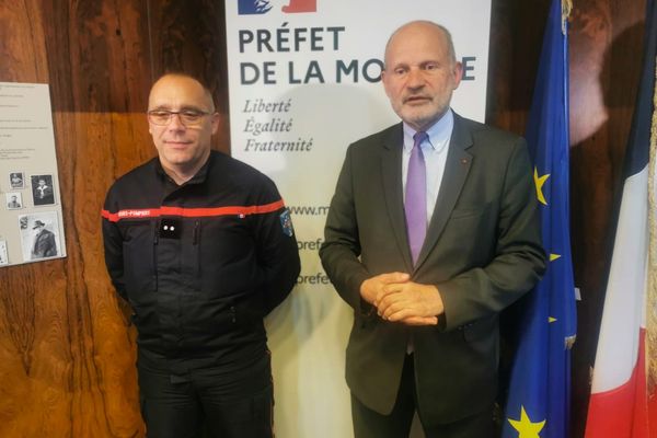 Laurent Touvet, préfet de la Moselle (à droite) et François Vallier, directeur du Service départemental d'incendie et de secours de la Moselle (à gauche), lors de la conférence de presse en préfecture, mercredi 22 mai 2024.