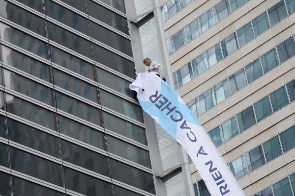 Alain Robert a escaladé mercredi 23 septembre la tour Engie de la Défense et proclamé "Rien à cacher"