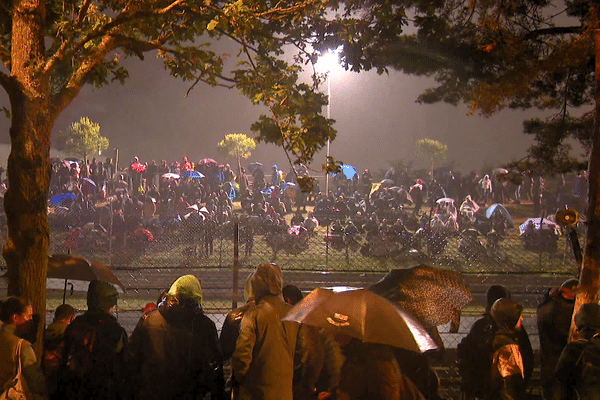 des milliers de spectateurs ont bravé la pluie et la nuit pour assister aux 24 heures du Mans placé sur le virage du Tertre Rouge au Mans