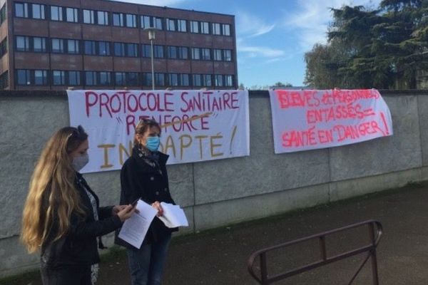 Plusieurs enseignants se sont rassemblés ce matin devant le collège Paul Bert pour dénoncer le protocole sanitaire mis en place depuis la rentrée de novembre. 