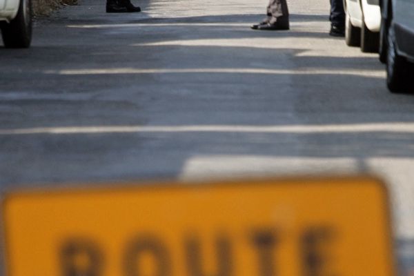 Un individu est enfermé à Loriol-sur-Drôme depuis la fin de matinée ce mardi 21 juin. Une trentaine de gendarmes et deux négociateurs sont sur place. La première tentative de prise de contact s'est révélée infructueuse.