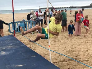 Aux Sables d'Olonne, pour cette 8ᵉ édition du "beach perche", petits et grands peuvent s'essayer au saut à la perche.