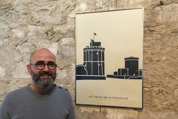 Quentin Delouette dessine les monuments du département sur affiche, tasse et sac.