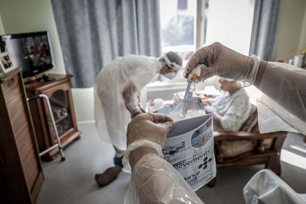 Un test PCR pour détecter la présence du covid chez un patient confiné dans un Ehpad