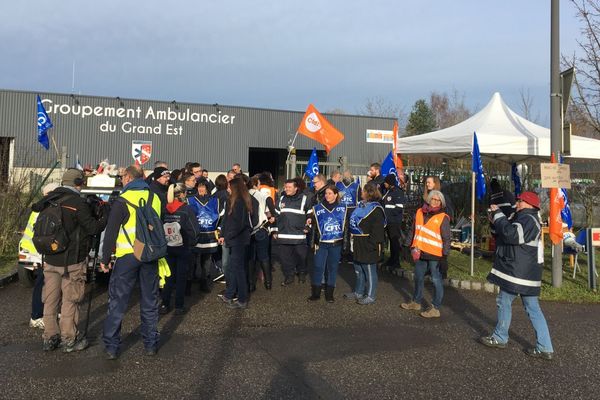 Manifestation des salariés du Groupement ambulancier du Grand Est devant l'entreprise, Parc des Collines à Mulhouse