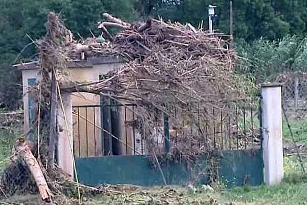 Brignac (Hérault) - une vague d'eau de 2 à 3 mètres a submergé les terres agricoles - 14 septembre 2015.