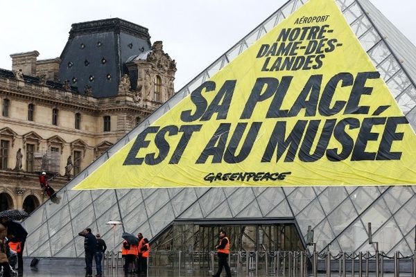 La banderole déployée par Greenpeace Pyramide du Louvre le 20 décembre