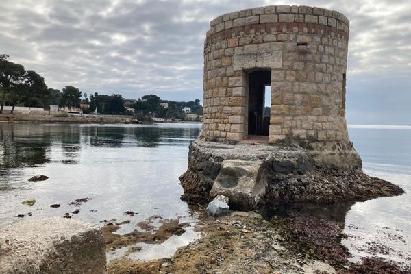 Sur la plage des Ondes, à Antibes, le recul de la mer est visible. L'accès à la tour est désormais possible à pied.