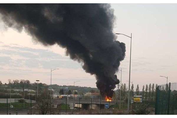 Un immense panache de fumée jeudi 9 avril à Besançon