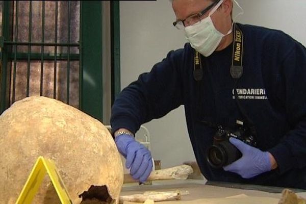 L'un des ossements humains retrouvés à Mont-sur-Monnet examiné par les gendarmes