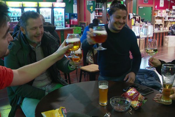 Dans ca bar poitevin, les cleints sont partagés entre les adeptes du mois sans alcool et les autres.