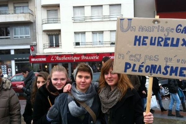 Les manifestants se sont rassemblés place de la République à 16h30 avant une descente aux flambeaux dans la ville.