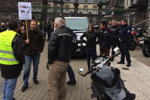 Une cinquantaine de motards s'est rassemblée devant la préfecture de Clermont-Ferrand pour s'opposer au passage à 80km/h entre autres.