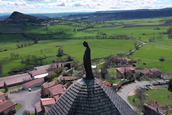 Découvrez la randonnée des 5 villages en Auvergne.