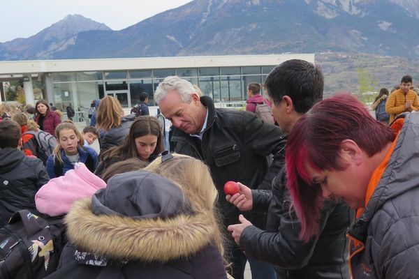 Les conseillers généraux des Hautes-Alpes ont participé à la distribution aux côtés des élèves.