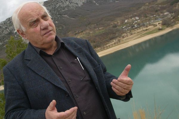 Avril 2009. Robert Ferrato, qui se bat pour la protection de l'environnement dans le Verdon, entend faire interdire les activités aquatiques autour du lac de Sainte-Croix. 