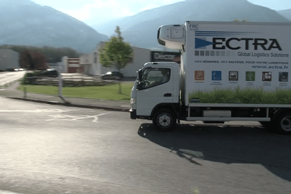 Le premier camion frigorifique hybride roulant dans la région. 