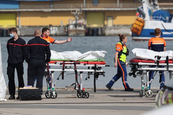 Les cadavres des naufragés décédés sont transportés sous ses bâches blanches, sur le quai du port de Boulogne-sur-Mer (Pas-de-Calais), mardi 3 septembre 2024.