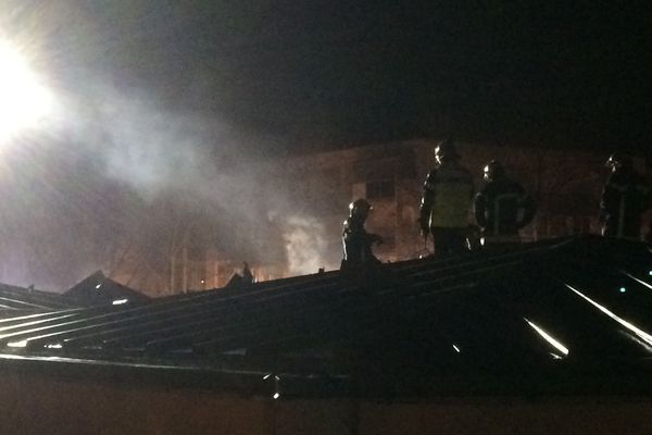 Les pompiers déblaient la toiture du centre commercial Sainte Elisabeth dans le quartier du Blosne à Rennes 