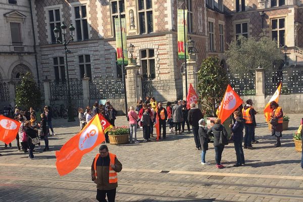 Les professionnels de la petite enfance se sont rassemblés devant la mairie d'Orléans