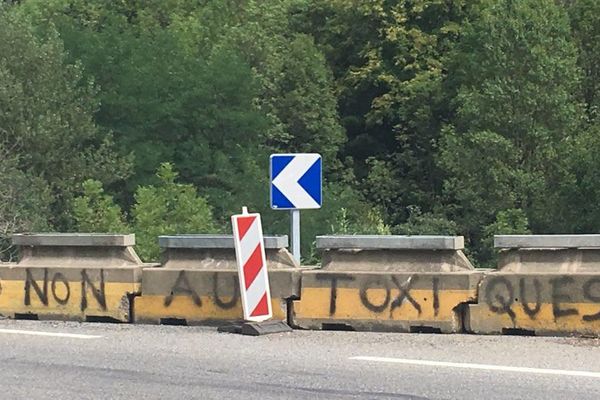 Sur les lieux de l'accident, de nouveaux plots ont été installés pour signaler le virage, et une inscription taguée : "non aux toxiques". 