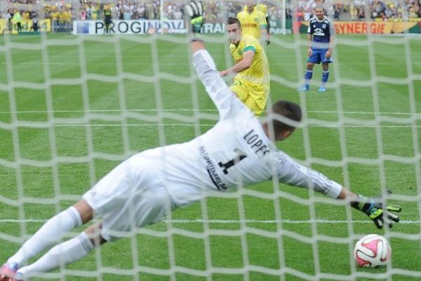 Veretout face à Lopes le gardien lyonnais le 28 septembre 2014