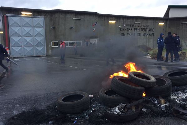 Des surveillants du centre pénitentiaire de Mont-de-Marsan bloquent l’accès à la prison ce mardi après l'agression de l'un des leurs hier vers 17 h