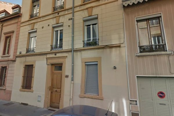 Le feu s'est déclaré au premier étage de cet immeuble, au 8 rue Grillet à Lyon