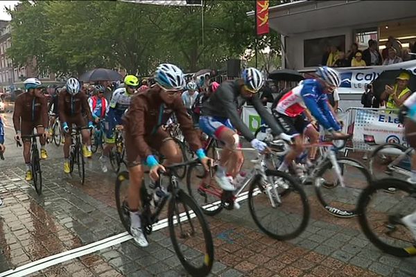 Malgré la pluie, les coureurs ont fait le show devant 15 000 spectateurs mardi 30 juillet 2019, dans les rues de Lisieux.