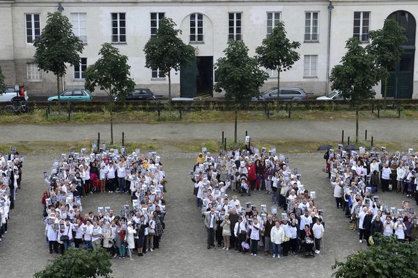 1 000 jours de détention pour les otages français Aqmi, Al Qaïda au Maghreb islamique. Manifestation de soutien ici à Nantes.