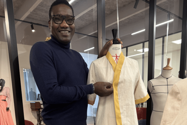 Ousmane Ouedraogo, co-fondateur de l'institut des textiles du monde à Reims, travaille sur les futures blouses du service d'imagerie pédiatrique au CHU.