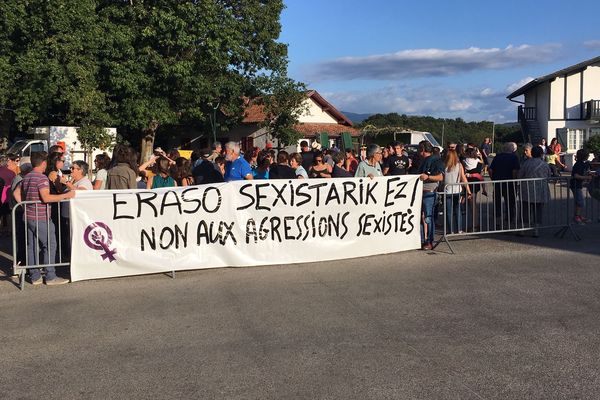 Le petit village de Larressore au Pays Basque mobilisé contre les agressions sexistes