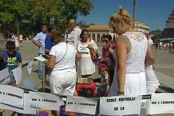 Montpellier - classe sauvage sur la Place de la Comédie pour les enfants handicapés - 3 septembre 2014.