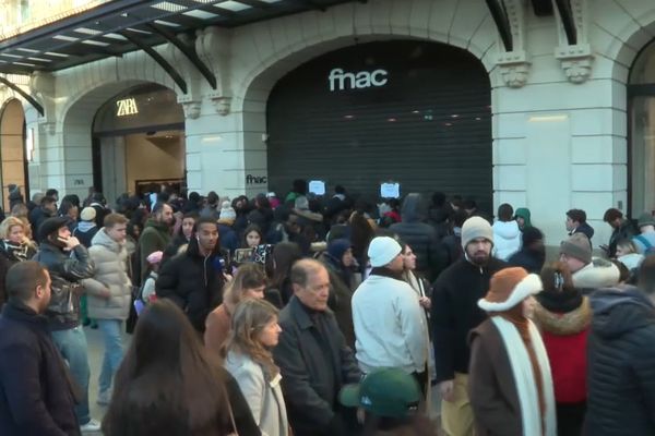 Une foule de consonnateurs devant la FNAC le vendredi 3 janvier.