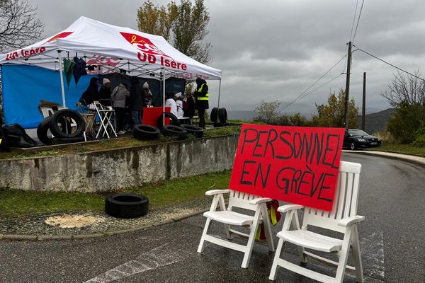 Le personnel de la cinique privé du Dauphiné à Seyssins a entamé ce lundi 11 novembre depuis 19h une grève illimitée.