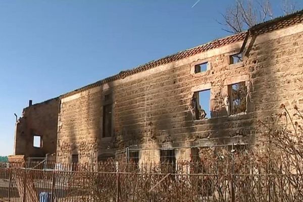 L'incendie de la ferme de la famille Petit, à Boisset, mardi 12 février, a totalement détruit les bâtiments, y compris leur habitation.  