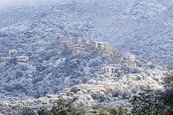 Le village de Lama sous la neige