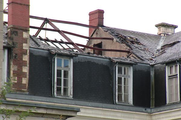 Le toit de l'ancien couvent des Soeurs de la Charité a pris feu au cours de la nuit.