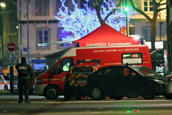 La cellule médico-psychologique place Gutenberg après les coups de feu tirés au marché de Noël au centre ville de Strasbourg le 11 décembre 2018