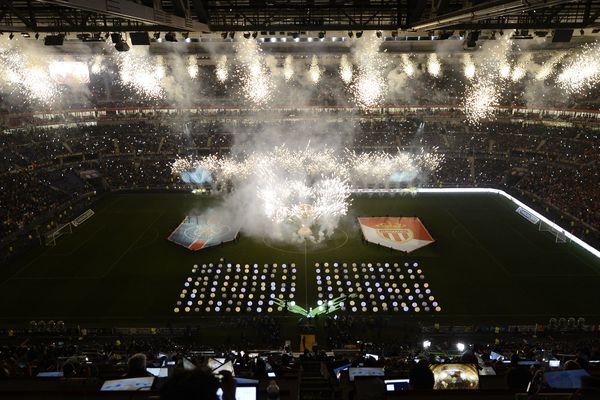 Son et lumière pour marquer le coup d'envoi de la finale de la Coupe de la Ligue entre l'ASM et le PSG à Lyon. 