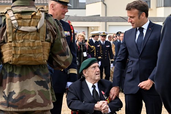 Lors du 79e anniversaire du D-Day à Colleville-Montgomery (Calvados), Emmanuel Macron a honoré le vétéran, Léon Gautier, 100 ans, dernier survivant du commando Kieffer qui a participé au Débarquement en Normandie le 6 juin 1944.