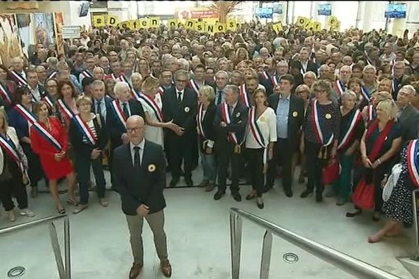 Les élus rassemblés dans le hall de l'hôtel du Département à Bordeaux.