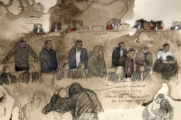 Ce croquis, réalisé le 20 décembre, représente Priscilla Mangel (au centre), Abdelhakim Sefrioui (à gauche), Louqmane Ingar (deuxième à gauce), Azim Epsirkhanov (troisième à gauche) and Brahim Chnina (deuxième à droite).