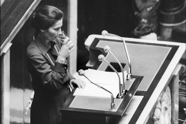 Simone Veil à l'Assemblée Nationale pendant les débats sur l'IVG. 