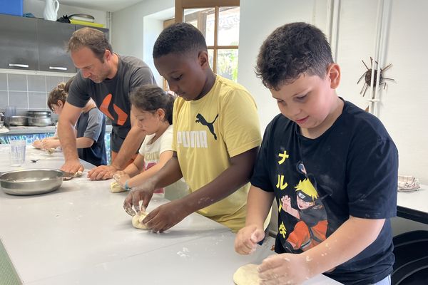 Atelier fabrication de pain pour ces élèves venus du groupe scolaire Jean Moulin de Couzeix.